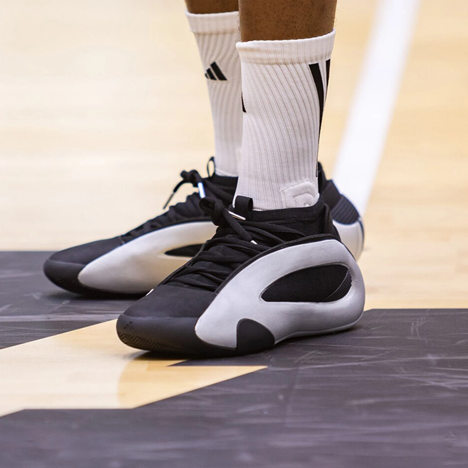 

Оригинальные профессиональные баскетбольные кроссовки унисекс средней высоты Signature Edition JP8040