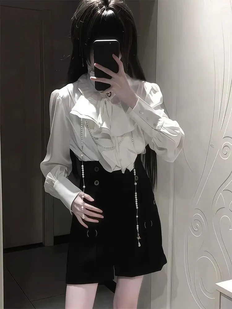 Conjunto de 2 Piezas Gótico Elegante para Mujer, Blusa de Manga Larga con Cuello de Lazo y Volantes, Cadena de Perlas, Pantalones Cortos Negros de Cintura Alta, Ajuste Delgado, Atuendo Diario