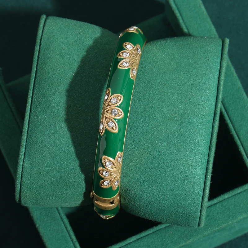 

Vintage Green Bangle For Woman Gold Plated Metal Paint Flower Luxury Retro Jewelry Luxury High Quality Mother Elegant Charm Gift