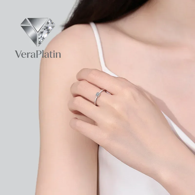 

ВераПлатин Изысканное ювелирное украшение: обручальное кольцо для женщин из белого золота 18 карат с квадратным муассанитом 0.3 карата, подарок на день рождения для дочери, платина PT950