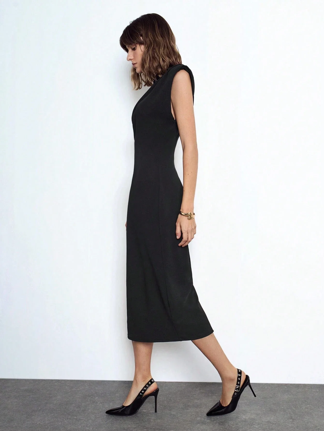 

Черное платье-футляр без рукавов с широкими плечами и приталенной талией, элегантное деловое повседневное платье миди