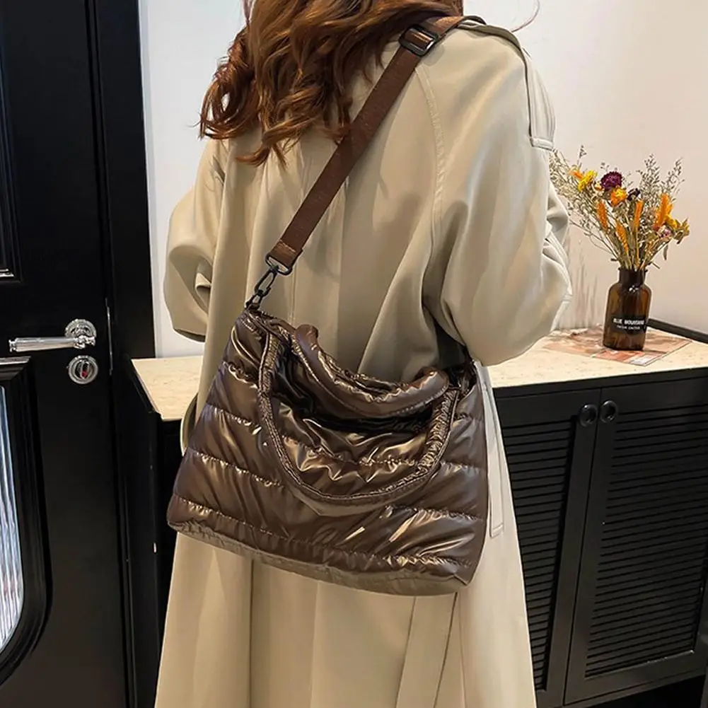 Damen-Umhängetasche aus Baumwolle mit Stickerei-Detail, Einzel-Schulter-Handtasche, Modisches Herbst-Winter-Design mit Glanzoberfläche – Detail 12