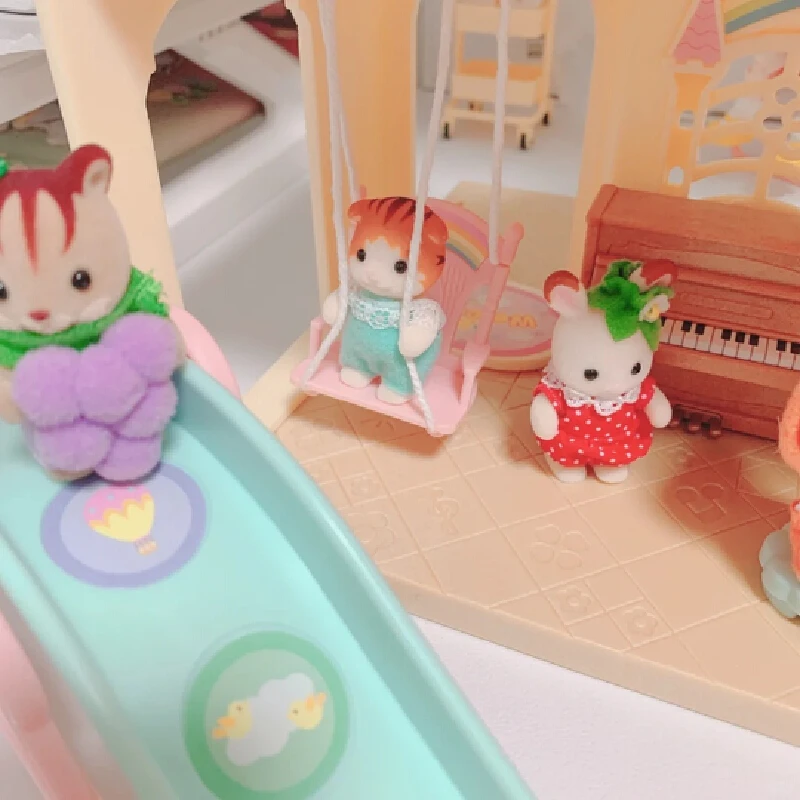 Sylvanian Families Rainbow Castle Kindergarten Set Baby Castle Nursery Action Figure Collezione di giocattoli per bambini Regalo di compleanno per bambini