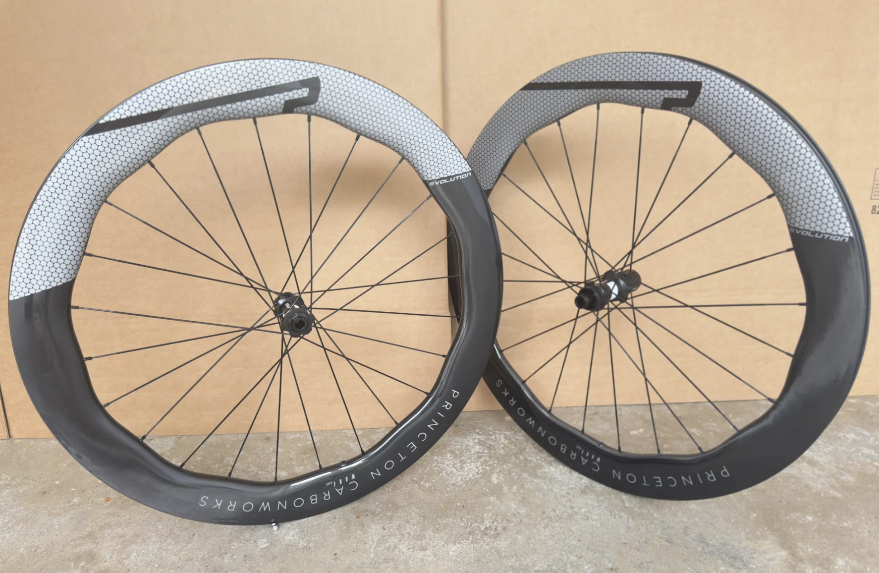 700C Road Disc Brake Carbon Fiber Bicycle 6560 White Logo Width 28mm Wheel Set UD Glossy Surface with Tubular/Tubeless