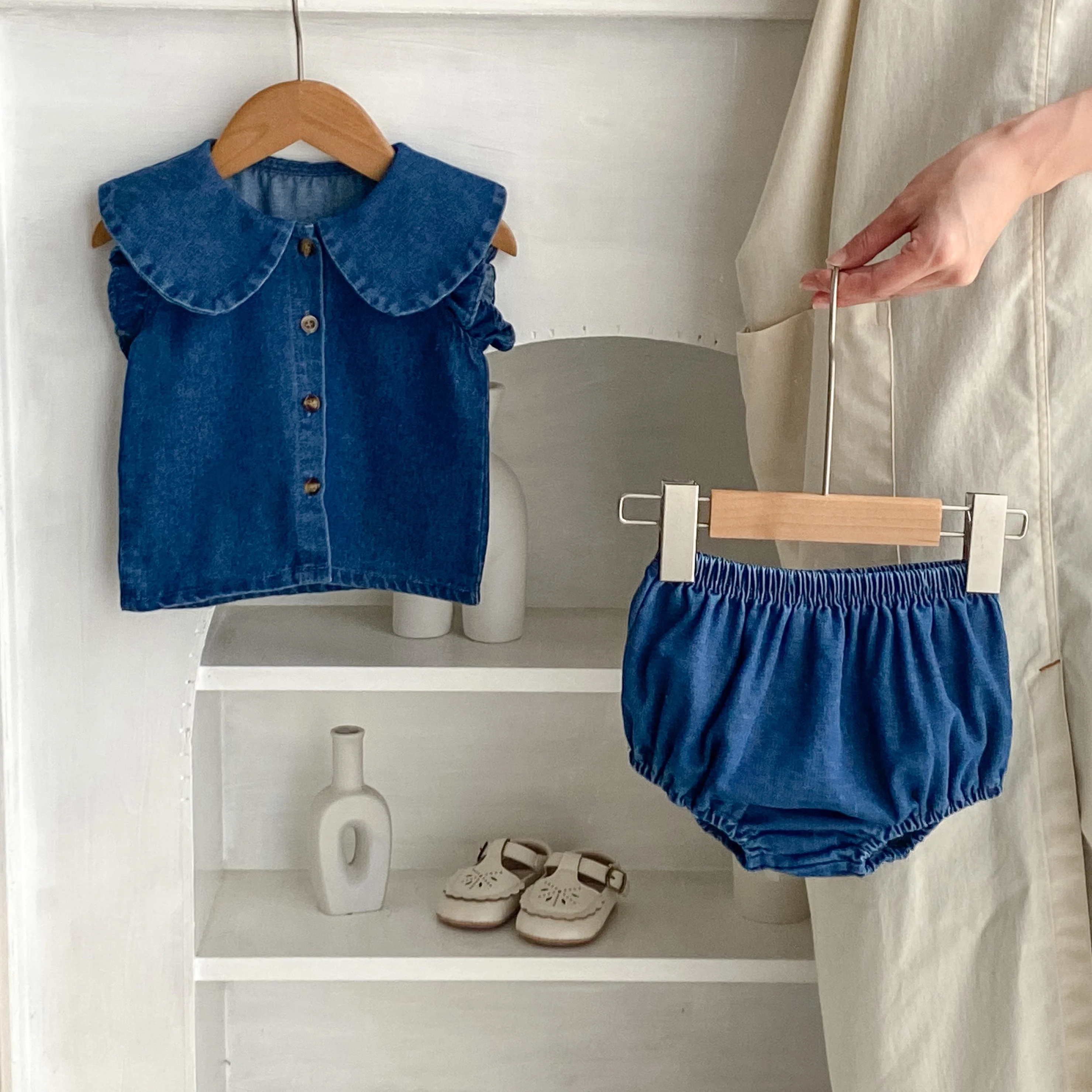 

Лето 2022, стиль для детей 0-3 лет, модный универсальный повседневный комплект без рукавов для младенцев, ковбойский кукольный воротник, топ с летающими рукавами + Па