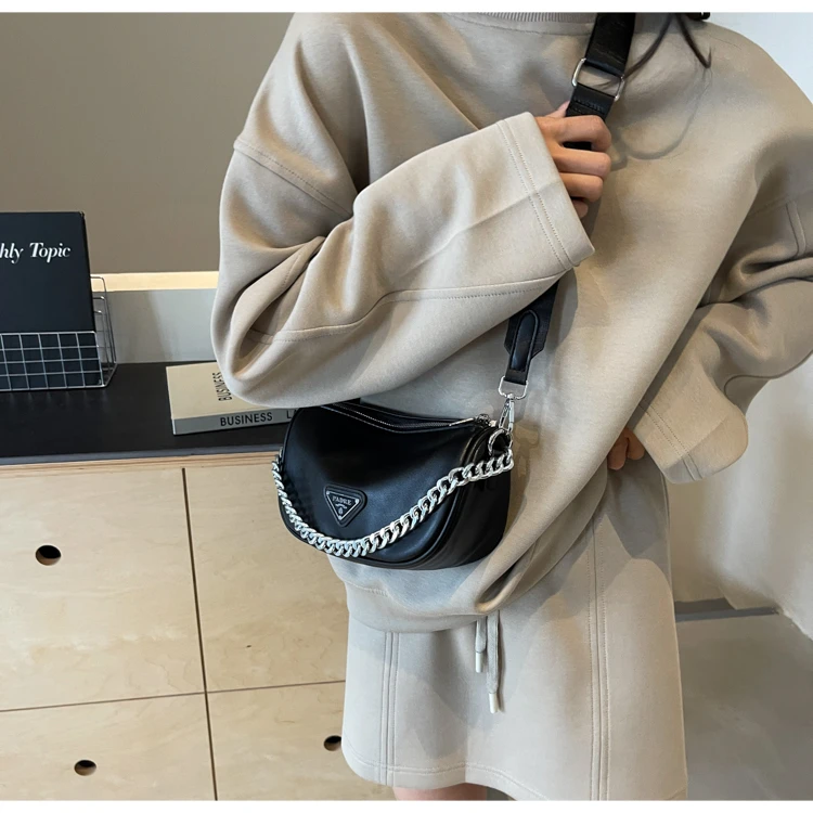 

Women's Messenger Bag Made of High-Quality Leather - Crossbody Bag for Ladies with Luxury Brand Elegance