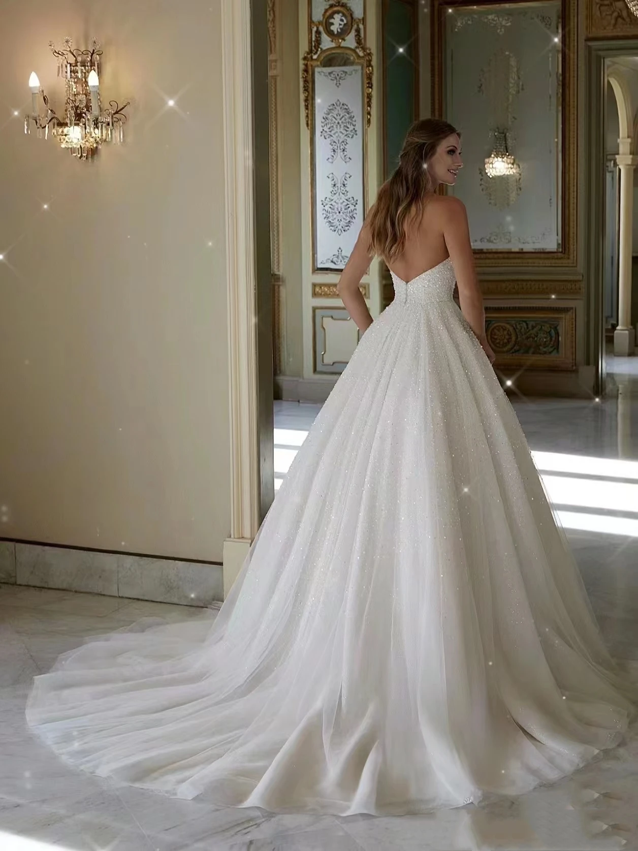 Abiti da sposa romantici Abito da sposa moderno con scollo a cuore senza maniche Abiti senza schienale Tulle Abito da ballo con perline 2024 Abiti da sposa