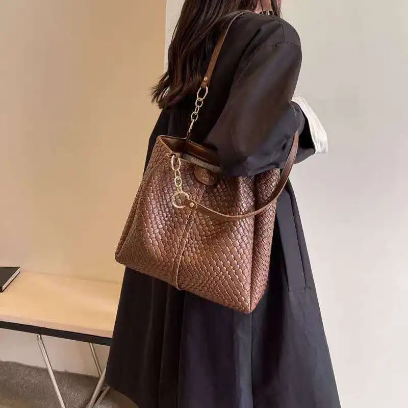 

2026 High-quality large-capacity commuter women's bag with woven pattern single shoulder handbag