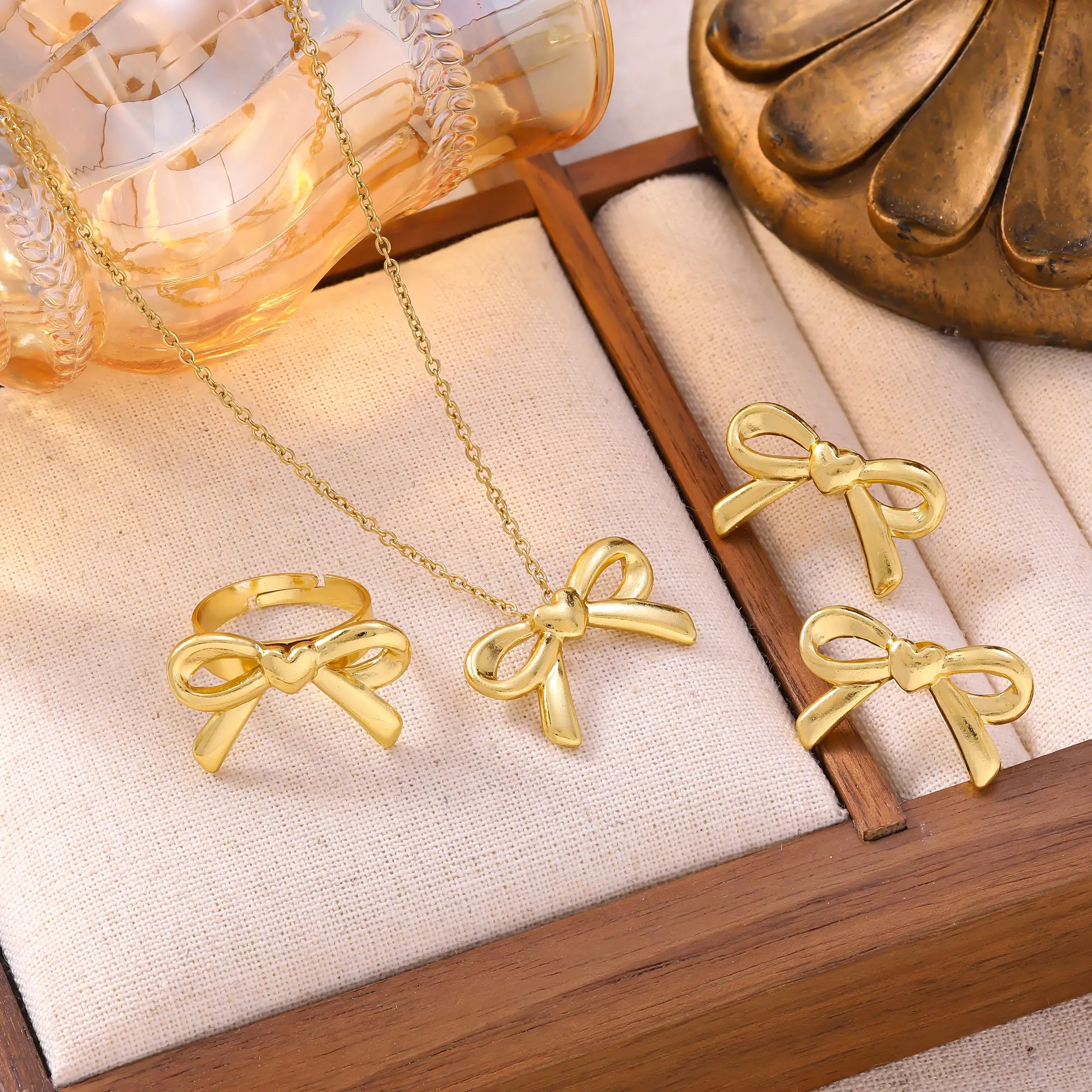 4-teiliges Edelstahl-Schmuckset mit Goldener Schleife: Halskette, Ohrstecker, Ringe für Damen, Modischer Schmuck für Party, Hochzeit, Geschenk, Wasserfestes Zubehör