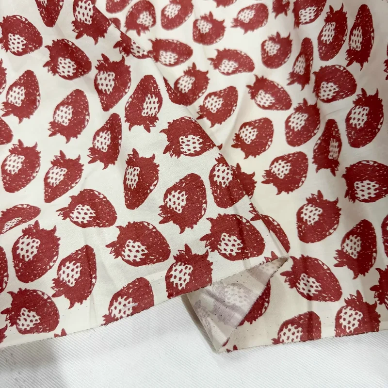 

Бежевая хлопковая ткань с ручным принтом клубники, текстурированная, для юбок, блузок, штор, скатертей, салфеток для пикника, летний материал для рукоделия и DIY