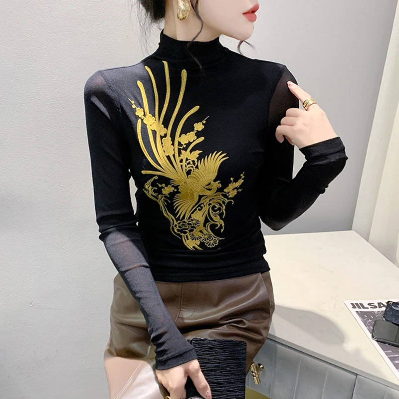 Damska bluzka z wysokim kołnierzem, haftowana, dopasowana, z długim rękawem, idealna na jesień, wygodna i oddychająca.