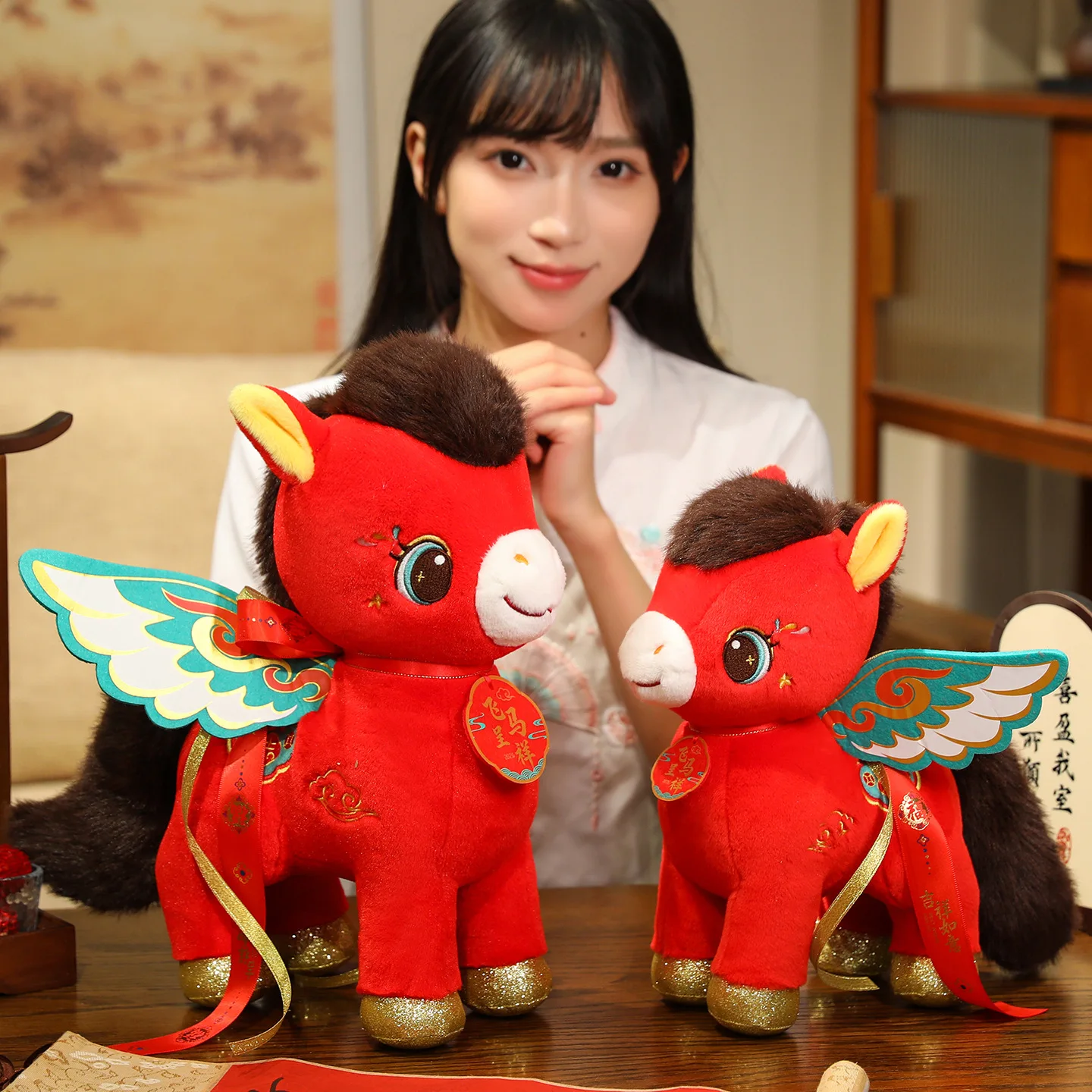 Urocza maskotka na Nowy Rok 2025, pluszowa zabawka w kształcie konia, miękka maskotka szczęścia, miękka lalka, prezent dla dzieci na Nowy Rok, dekoracja domu.