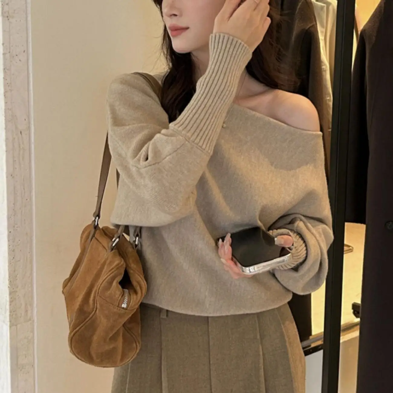 Einteiliger Kragen mit schräger Schulter, Strickpullover mit Laternenärmeln, koreanisches Damen-Outfit 2025, lockeres und schickes Hemdoberteil