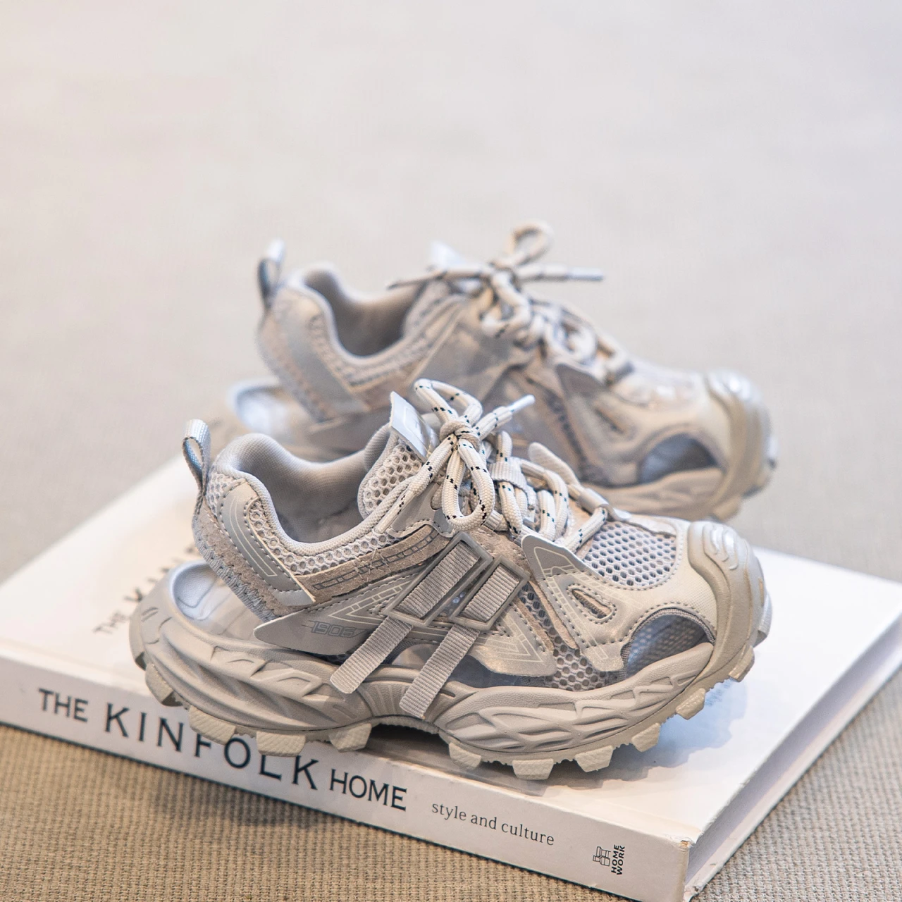 

Новинка 2023 года, осенняя детская обувь для девочек, нескользящие сетчатые кроссовки на толстой подошве, модные спортивные сандалии на открытом воздухе, детская популярная повседневная обувь