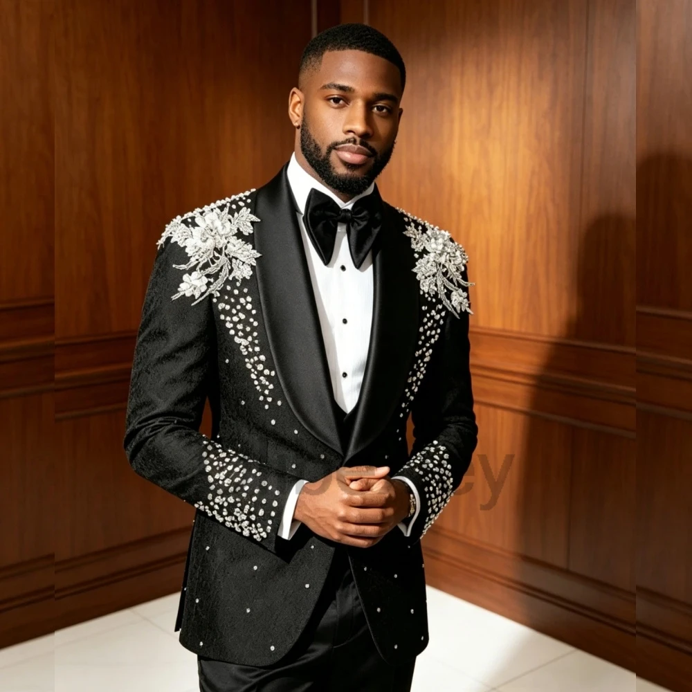 Olibexley Black Men Prom Suits White Lace Appliques Shoulder Groom Wedding Tuxedos 3 Pieces Sets Costume Homme Customized S441