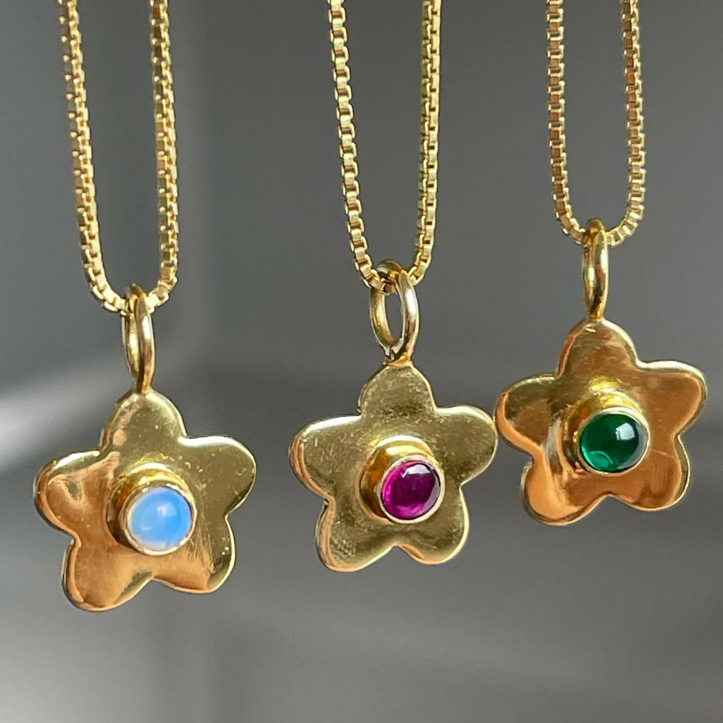 

Flower Necklace Colorful Zircons Gold Plated Clavicle Chain Sweet Small Flower Pendant Necklace for Women Stack Fashion Jewelry