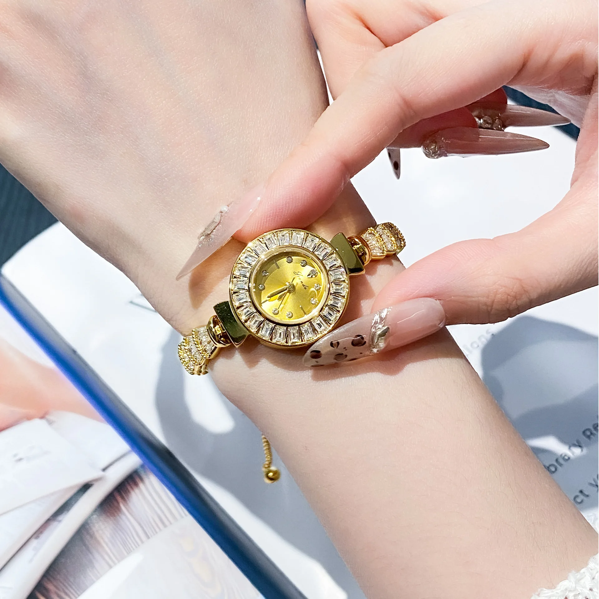 

Classic Round Luxury Rhinestone Japanese Movement Quartz Watch for Ladies Elegant Chain Silver Adjustable Ladies Jewelry Watch