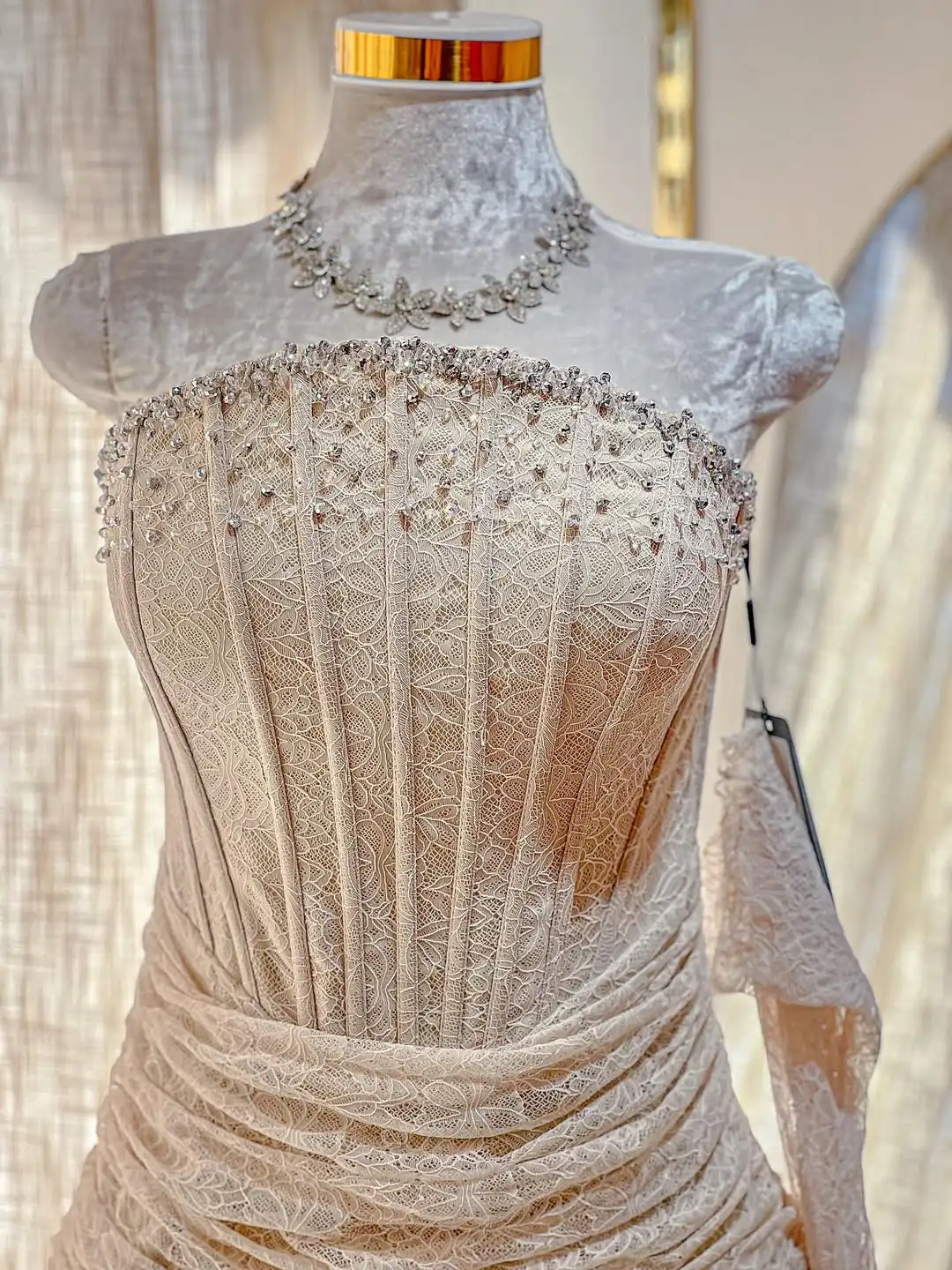 Nuevo diseño Sexy Crystal Fishbone Corset fuera del hombro cintura plisada ilusión encaje bordado sirena vestido de fiesta de graduación de noche