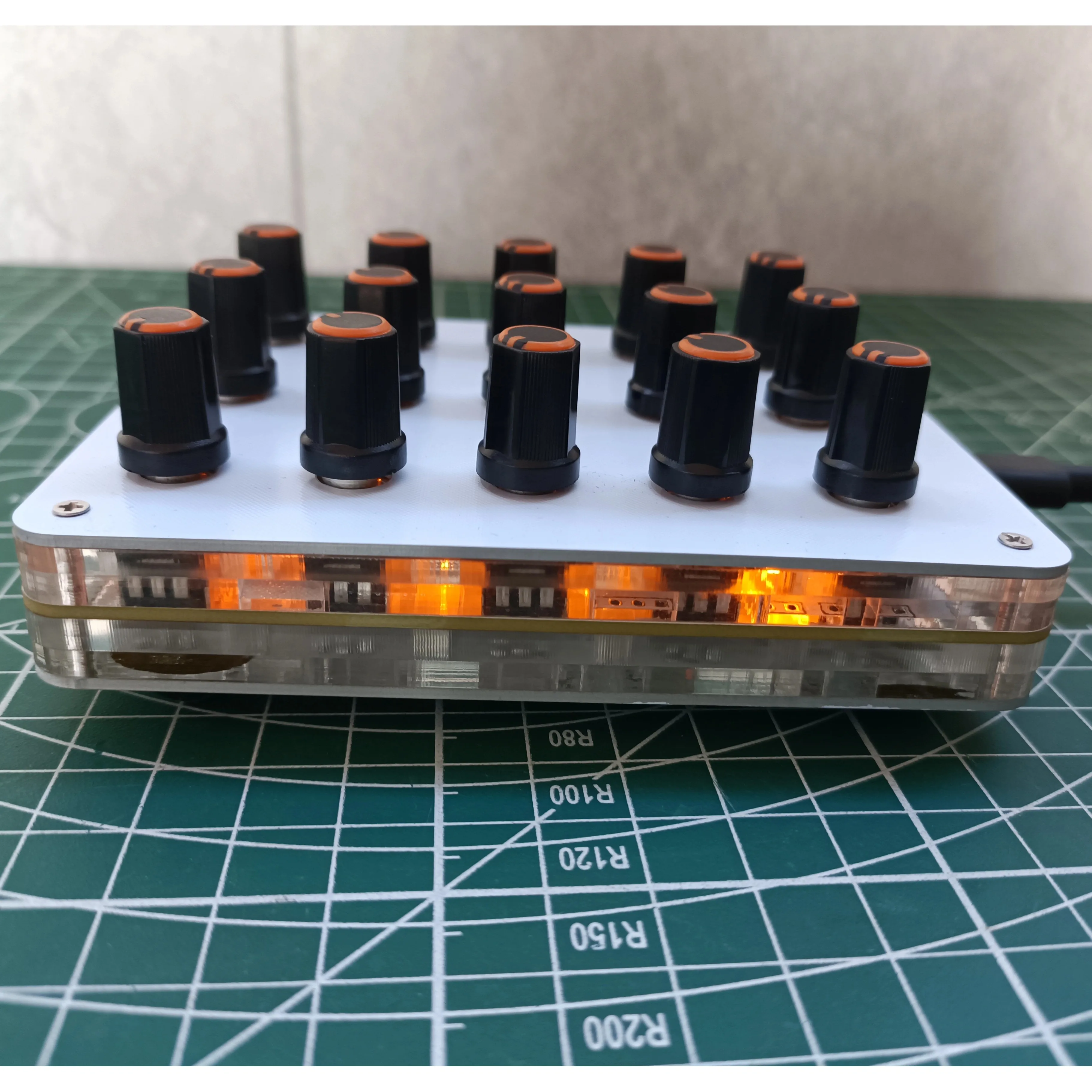 وحدة تحكم MIDI CC ذات 15 مقبضًا، حجم معلومات CC مخصص متوافق مع Cubase، Logic، FL Studio، Studio One، Sonar، Reaper