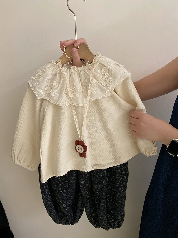 Trajes para niñas, novedad de Otoño de 2024, ropa para niños, camisa con cuello de muñeca de encaje para niñas, pantalones casuales florales, conjunto de dos piezas Simple para uso diario