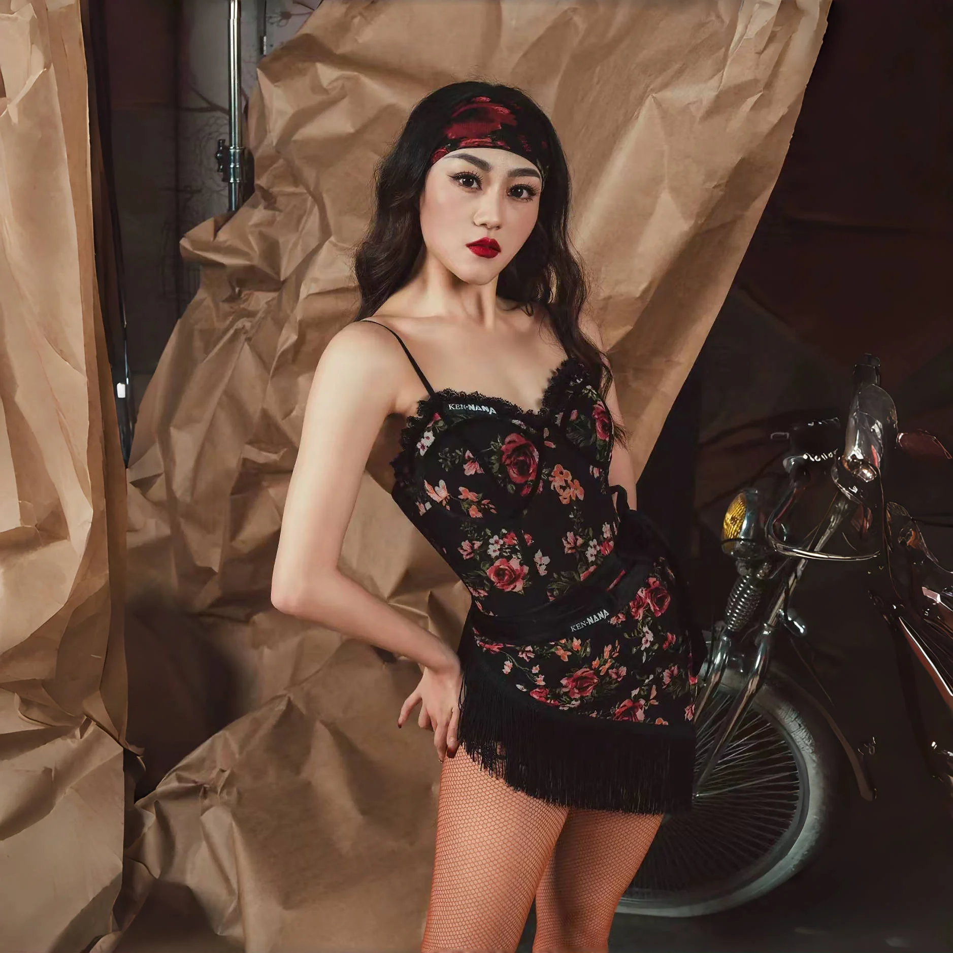 

Женское платье для латинских танцев 2025 года, сексуальное платье с принтом и кисточками, платье с разрезом, чача-румба, одежда для взрослых, одежда для латинских танцев DN20789