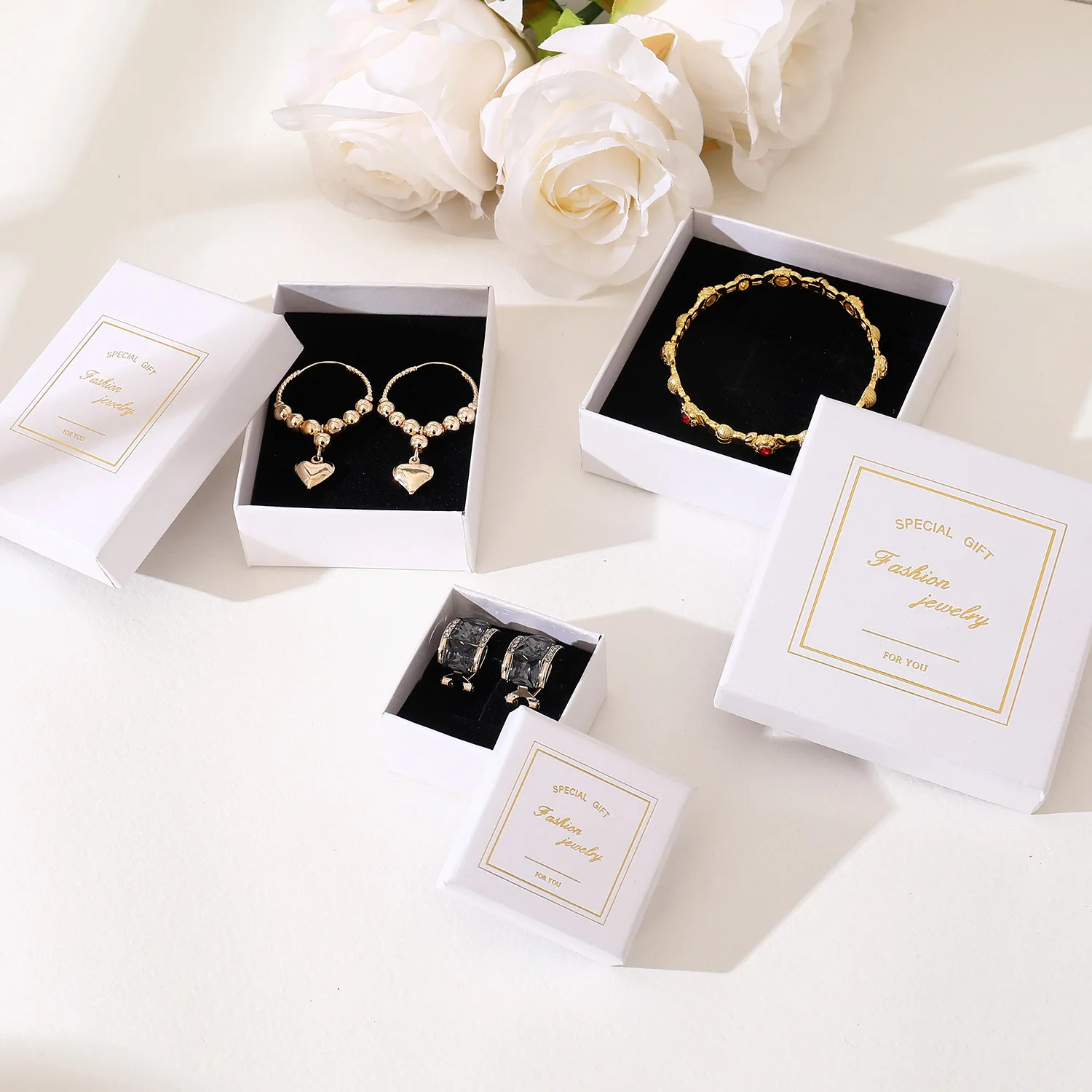 

Минималистичный набор коробок для хранения ювелирных изделий с белыми серьгами, чехол-органайзер для колец с держателем-гвоздиком для ожерелья для пары