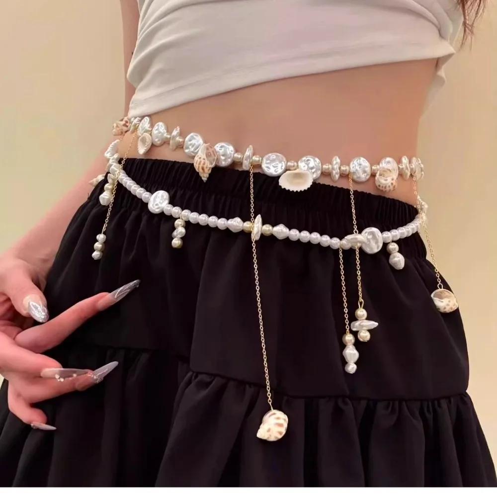 Modne łańcuszki na talię z muszelek, frędzli i pereł, eleganckie łańcuszki biodrowe w stylu boho, uniwersalne łańcuszki na brzuch, akcesoria do sukienek w stylu wakacyjnym.