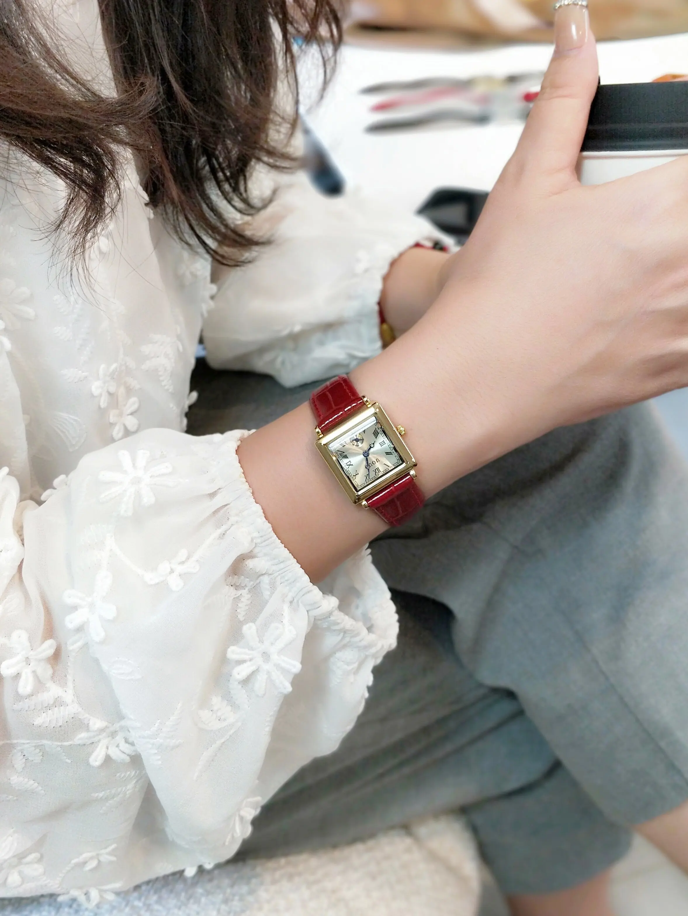 New Small Gold-Tone Leather Strap Square Watch For Women 2026 New Model Luxurious And VintageStyle Quartz Wristwatch For Ladies.