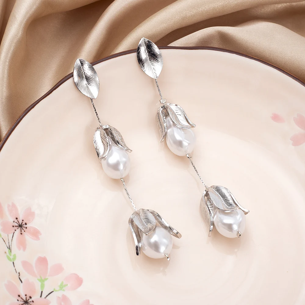 

Fashion Metal Flowers Imitation Baroque Pearl Tassel Earrings For Women Aesthetic Temperament Trend 2025 Ladies Stud Jewelry