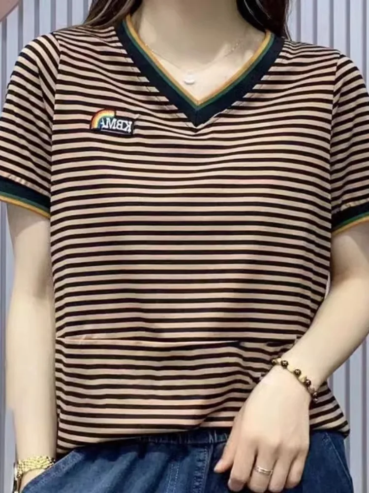 t-shirt-decontracte-a-col-en-v-raye-et-color-block-coupe-ample-effet-amincissant-avec-grande-poche-et-mouchoir-integre-–-collection-Ete-2024