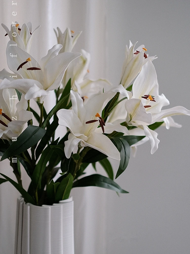 

Искусственные лилии: напольная декоративная композиция для гостиной и свадебного оформления