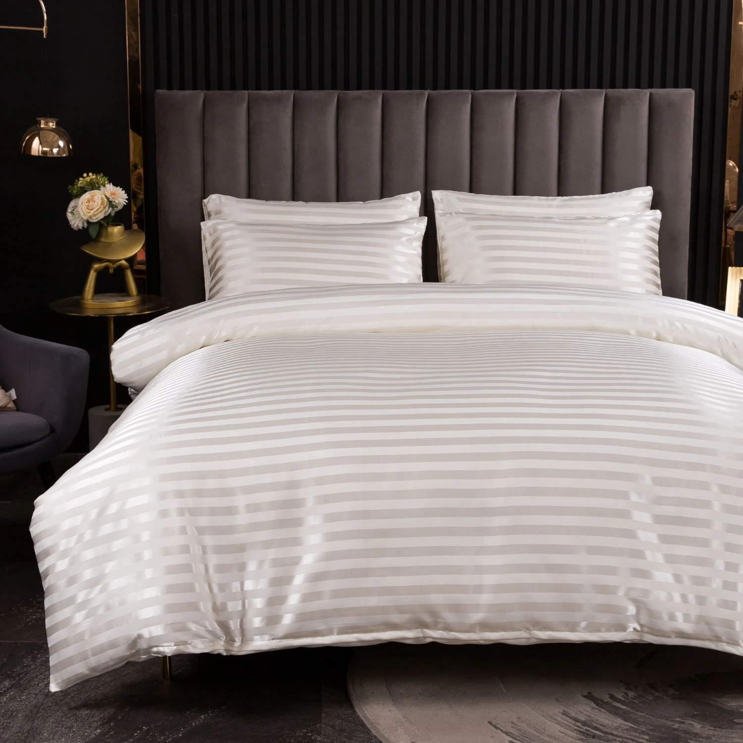 Experience ultimate comfort and style every night with this lavish and refined bedding set, perfect for creating a cozy sanctuar