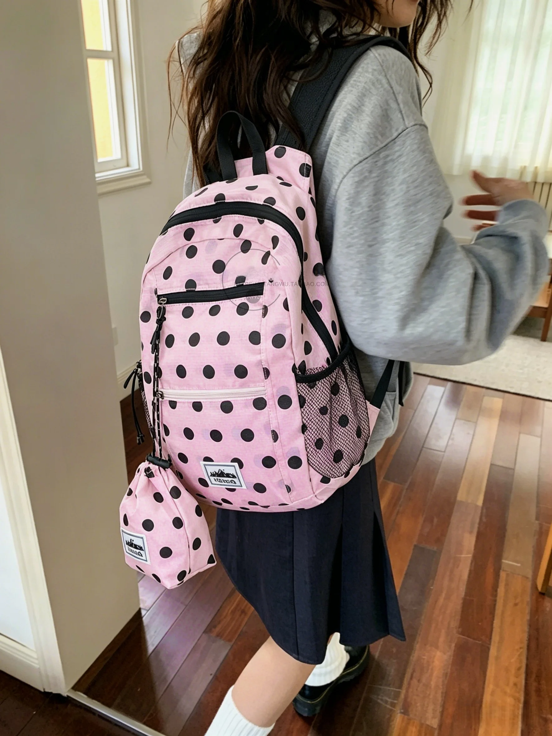 sac-a-dos-leger-grande-capacite-pour-femme-ideal-pour-la-randonnee-et-les-voyages-avec-poignee-souple-et-fermeture-eclair-forme-carree-verticale