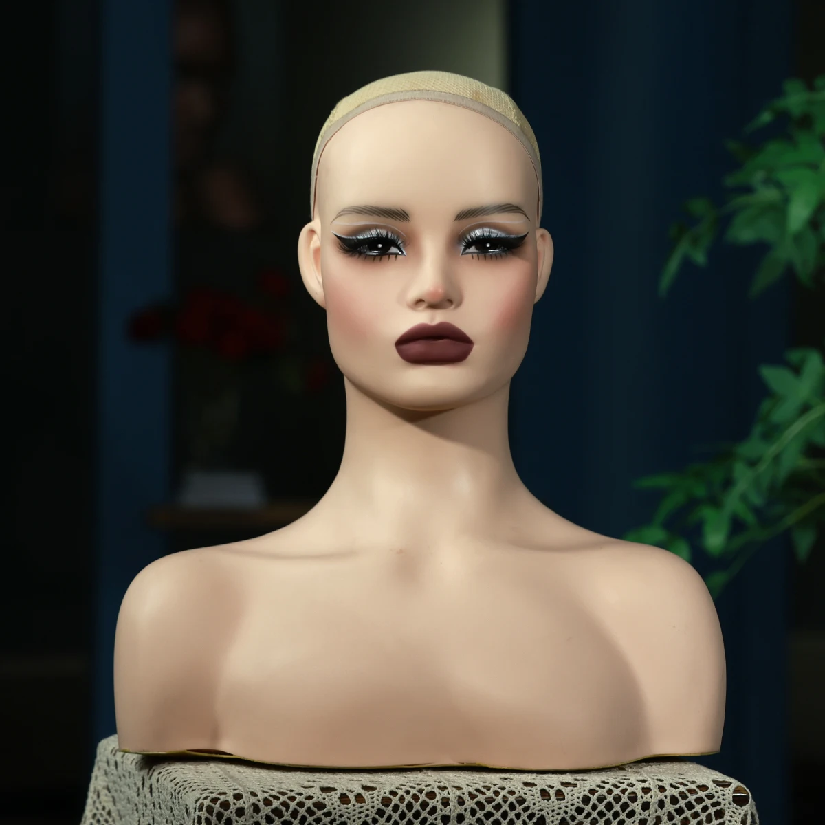 スクエアフェイスマネキンヘッド1個 ウィッグヘッド シルバーアイシャドウ グリーンアイ リアルウィッグディスプレイマネキン ウィッグ ジュエリー 衣類用