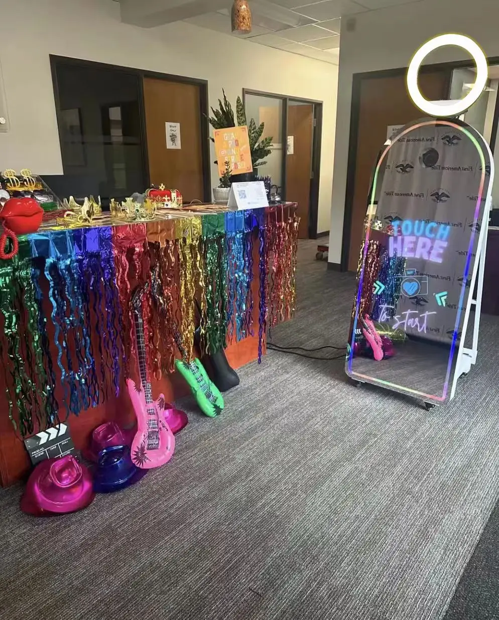 Duży fotobudka z lustrem, darmowe oprogramowanie DSLRbooth, pierścień LED, drukarka i stojak na drukarkę, sprzedaż bezpośrednio z fabryki.