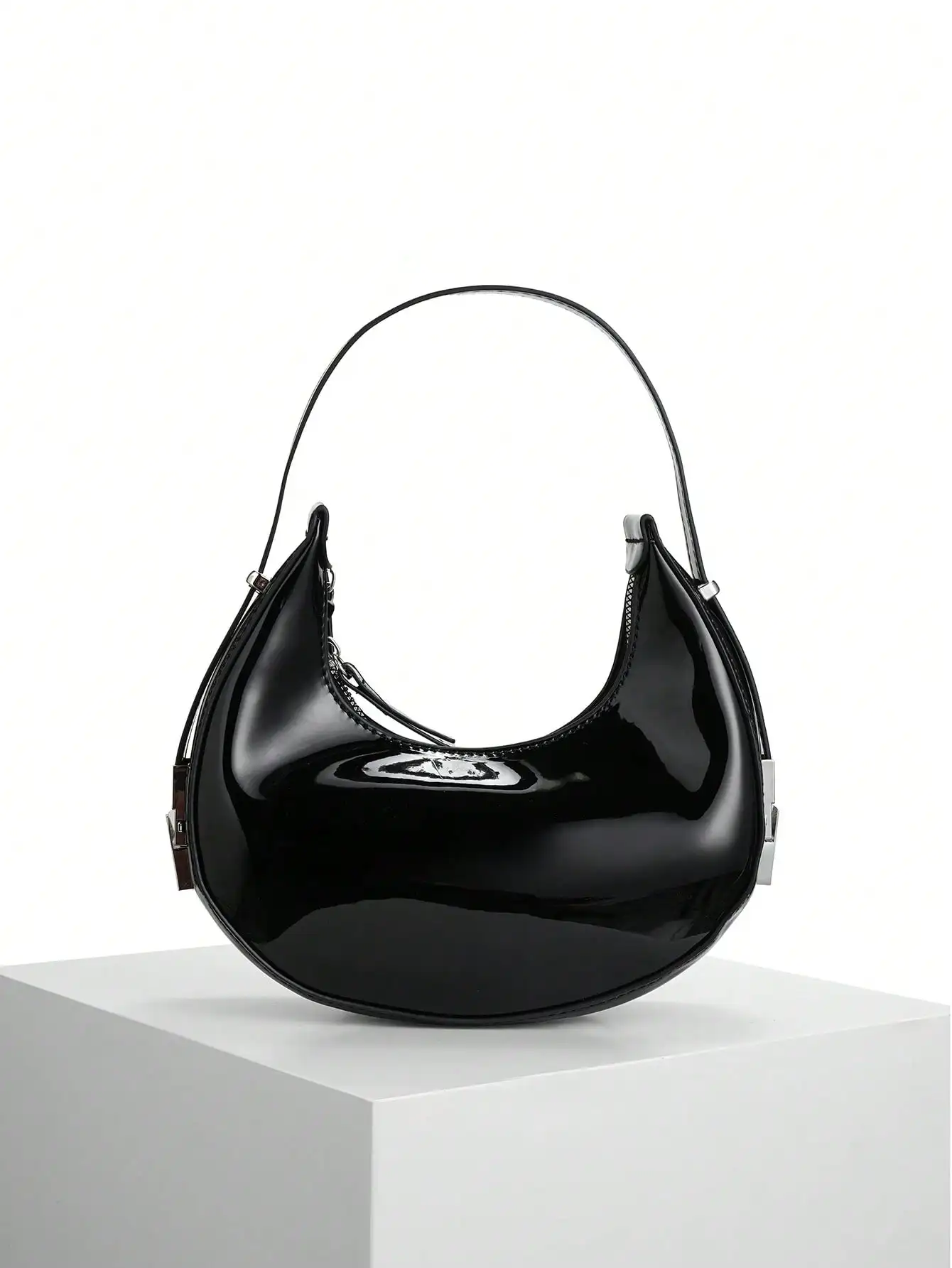 

Глянцевая черная сумка-полумесяц с верхней ручкой и металлической застежкой