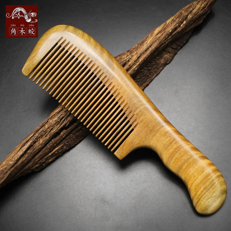 

Расческа из зеленого сандалового дерева с круглой ручкой и мелкими зубцами, ручной работы из цельного дерева.