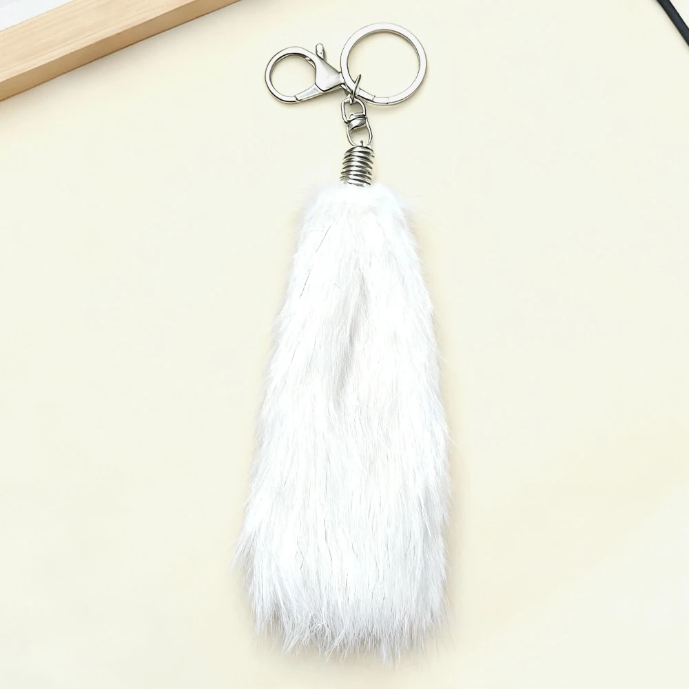 سلاسل مفاتيح من الفرو الصناعي المنفوش: سحر أنيق وناعم الملمس للمفاتيح والحقائب، مع تصميمات لافتة للنظر للإكسسوارات العصرية