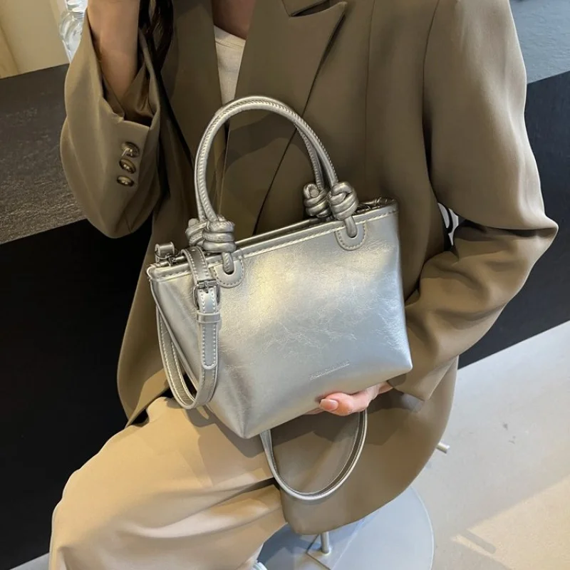 

Стильный элегантный однотонный клатч для женщин с мини-размером и идеально подходит для повседневного использования