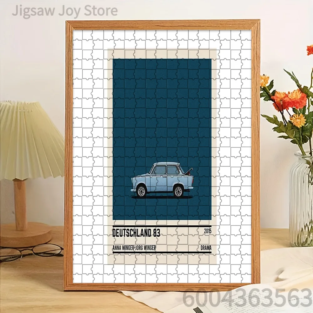 

Ретро-пазл из бумаги с классическим автомобилем Trabant 83 2015 года, светло-голубой, Германия, с изображением Анны Вингер и Йорга Вингера, культовое транспортное средство из драматических сериалов