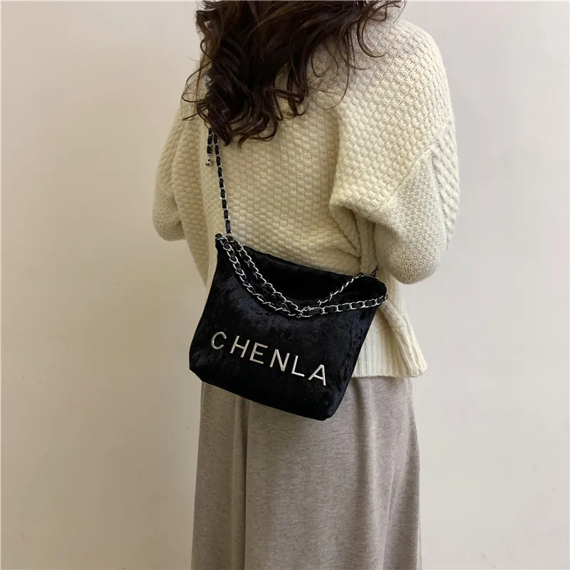 

2025Осень/Зима! Женская минималистичная легкая роскошная сумка-тоут с буквенным принтом - большая вместительная стильная сумка на плечо с цепочкой для поездок на работу