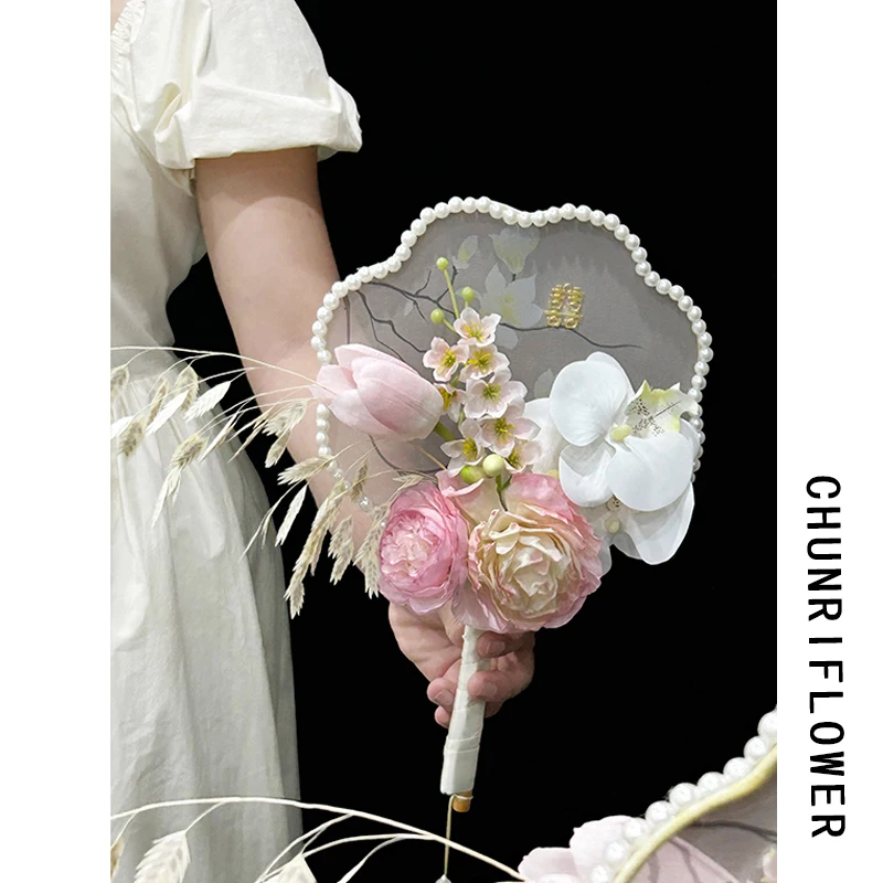 

New Chinese-style bouquet bride fan engagement certificate Xiuhe morning robe fan cheongsam Phalaenopsis bouquet photo