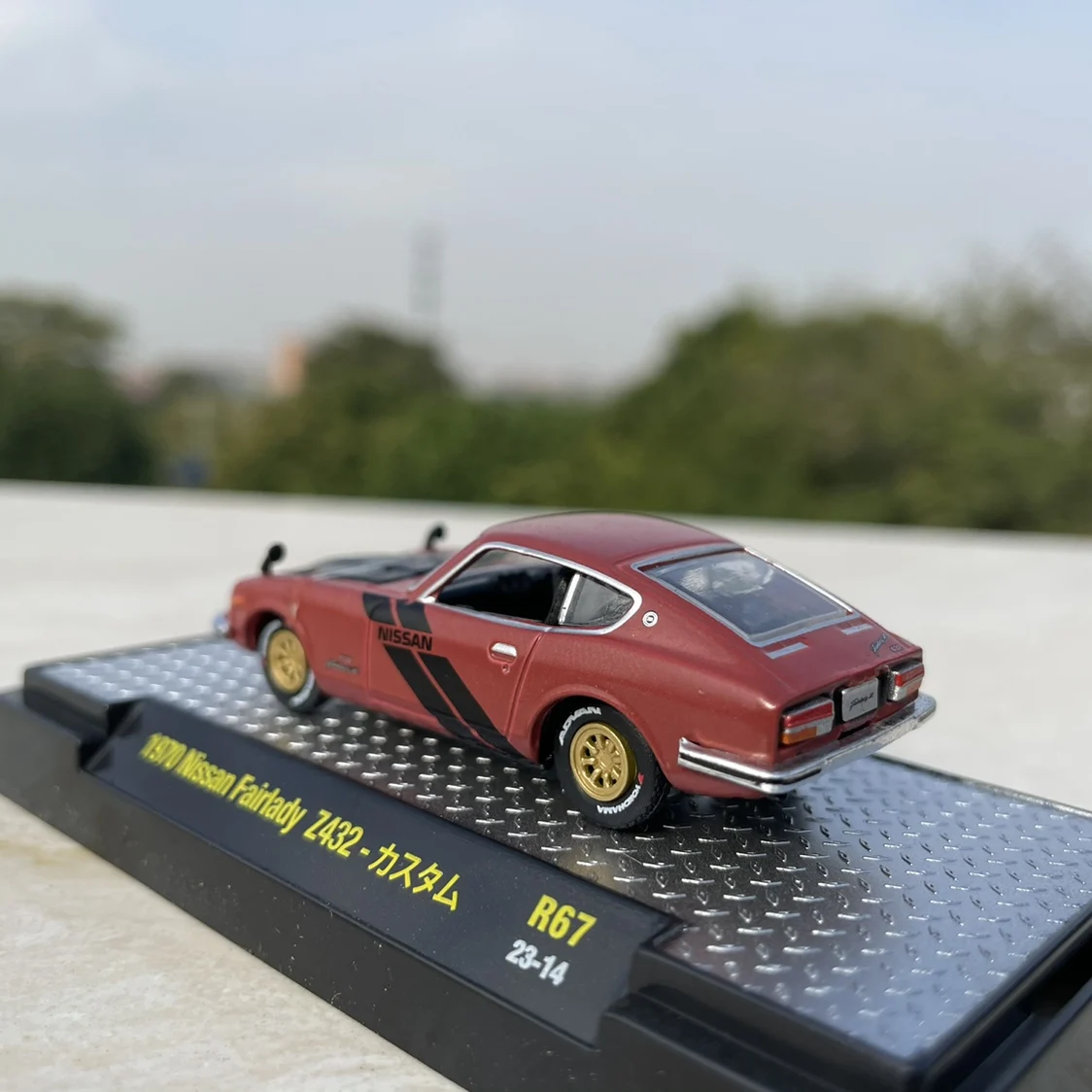 Diecast 1:64 Scale Nissan Z432 Sports Car Alloy Car Model Collectible Toy Gift Souvenir Display Ornament