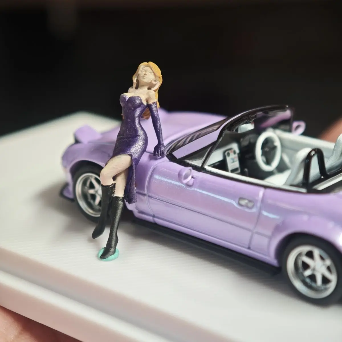 

1/64 Static Figurine DIY Hand-painted Resin Lady Model Car Scene