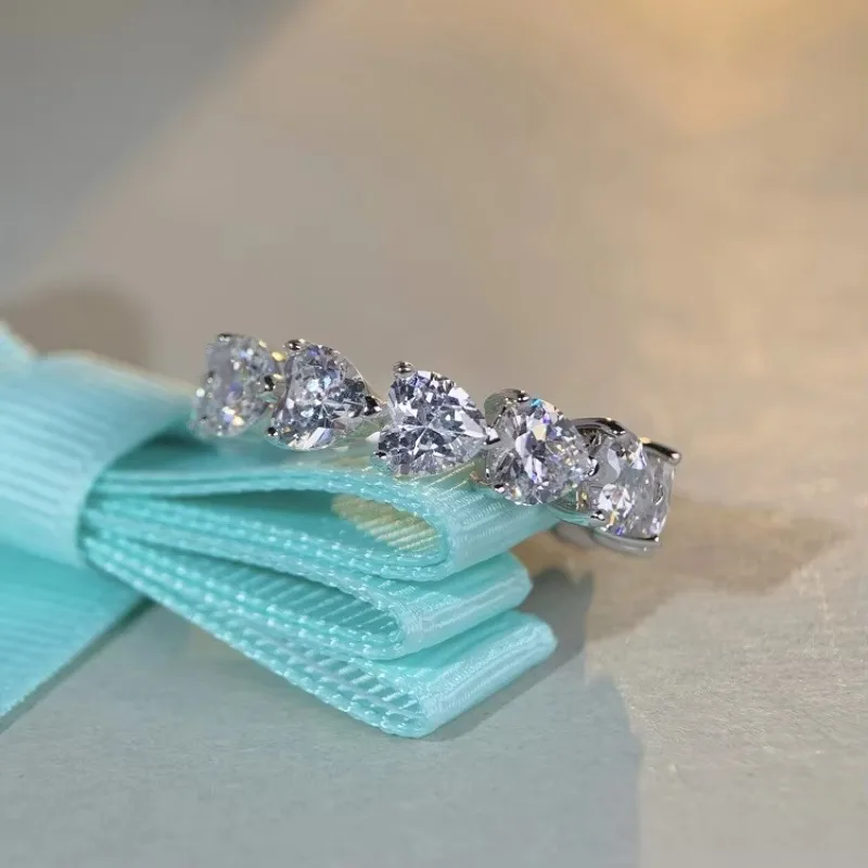 Heart-shaped diamond-studded ring set on a double-diamond ring finger ring, PT950 platinum ring