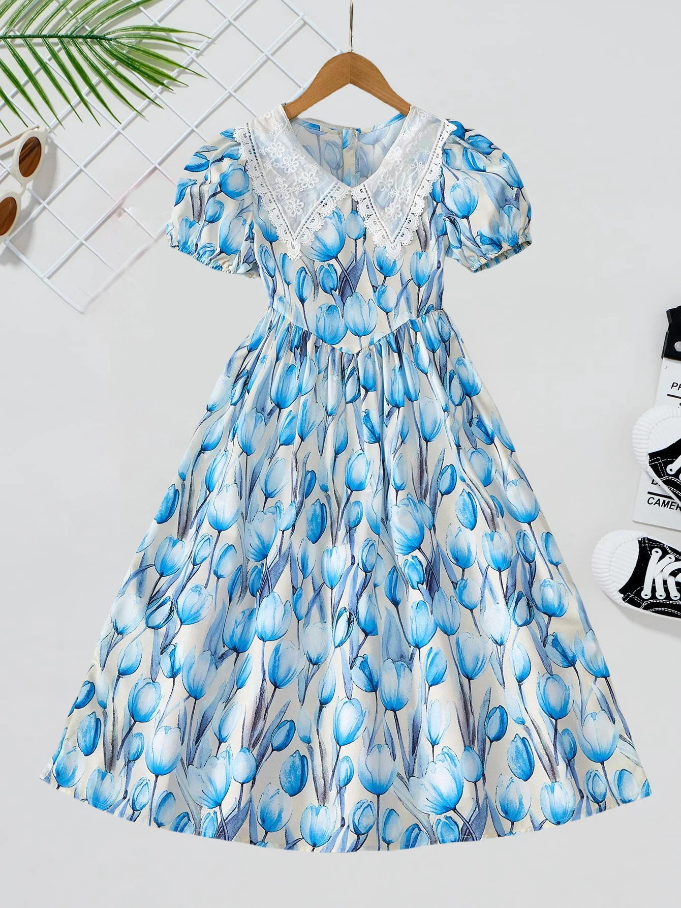 

Летнее свежее сине-белое платье с акварельным принтом тюльпанов — элегантный дизайн с кружевным вырезом