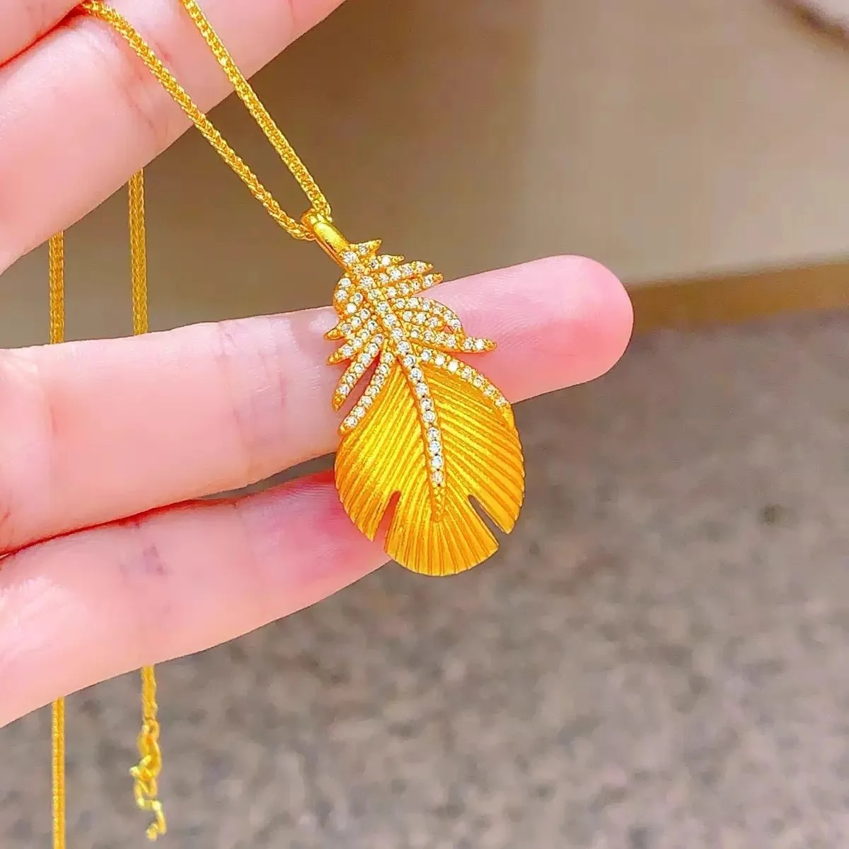 

Fashion AU750 18K gold feather necklace women's hard gold micro inlaid moissanite pendant high-end feeling collarbone chain