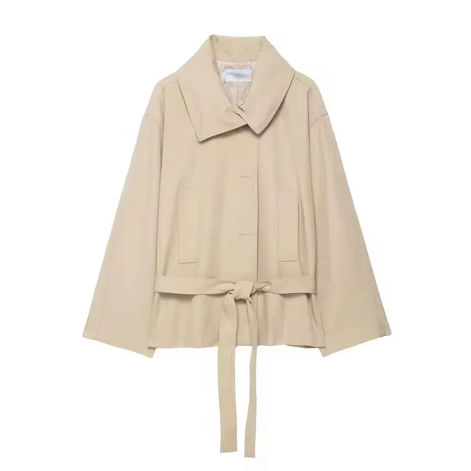 Tweedelige damesset, casual revers, lange mouwen, cropped jasje met riem en geplooide shorts met hoge taille, outfit, lentemode, streetwear