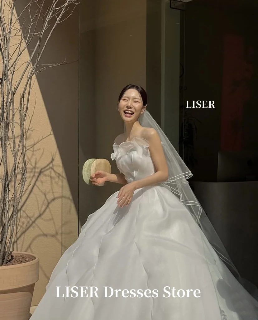 Liser فساتين زفاف كورية أنيقة بدون حمالات ناعمة من الأورجانزا لالتقاط الصور فساتين زفاف طويلة بسيطة مشدات مخصصة