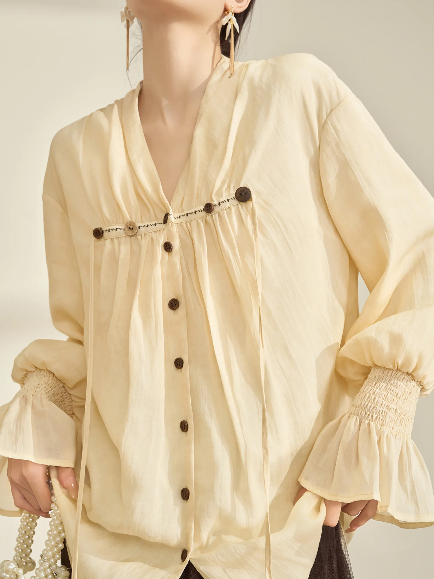 

Весна 2026: Женская свободная блузка с уникальным складчатым дизайном, из полиэфирного волокна, с длинным рукавом, V-образным вырезом, повседневная, модная, укороченная.